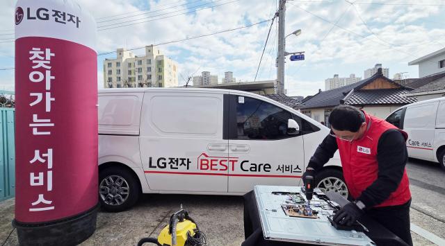 LG전자가 전남 함평군 함평읍 옥천마을회관 인근에 거점을 마련하고 주변 가구를 찾아 순회서비스를 제공했다 사진은 전문서비스매니저가 TV 제품 수리를 진행하고 있는 모습 사진LG전자