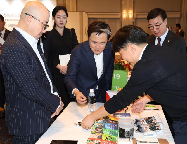 지난해 10월 23일 일본 오사카 뉴오타니호텔에서 열린 수출상담회장을 찾은 김태흠 충남도지사가 도내 기업의 제품을 살펴보고 있다사진충남도