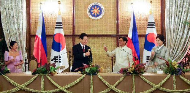  이재명 대통령과 페르디난드 마르코스 필리핀 대통령이 3일 필리핀 마닐라 말라카냥궁에서 열린 국빈방문 공식만찬에서 건배하고 있다
사진연합뉴스