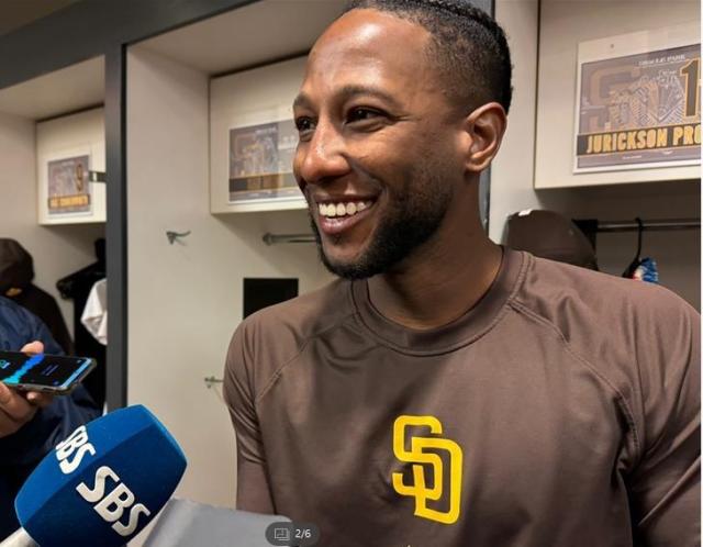 米国プロ野球メジャーリーグ(MLB)のキム・ハソン(28・サンディエゴ・ジャイアンツ)の親友であるチームメイト、ユリクソン・プロファが8日(韓国時間)、米サンフランシスコのオラクル・パークで行われたサンフランシスコ・ジャイアンツとの試合前に韓国の取材陣とインタビューする様子