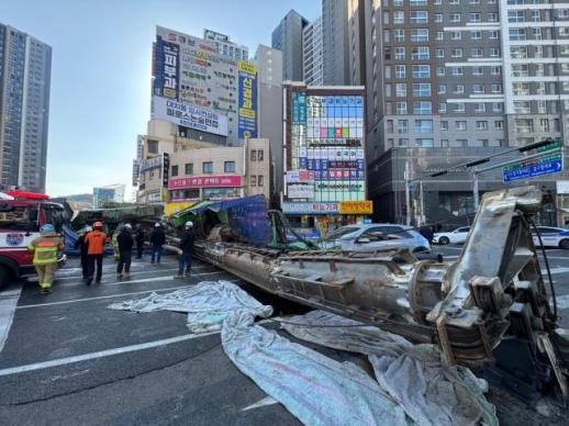 대구 만촌네거리 공사 현장서 건설장비 넘어져 3명 부상