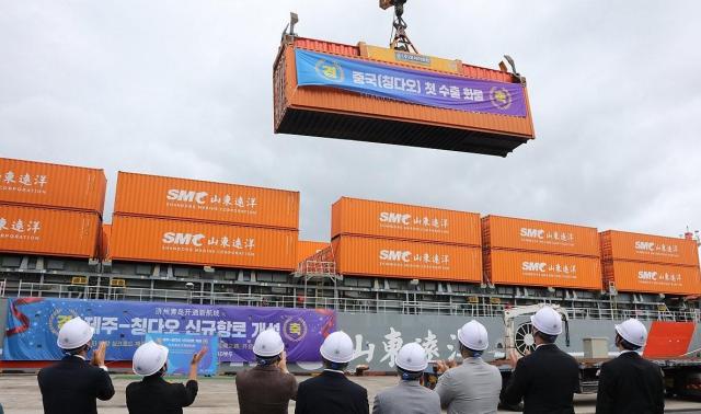 오영훈 제주도지사와 이상봉 제주도의회 의장 등이 지난 18일 오후 제주항 10부두에서 중국 칭다오항에서 온 첫 수입 화물 하역 과정을 살펴보고 있는 모습이다 사진연합뉴스