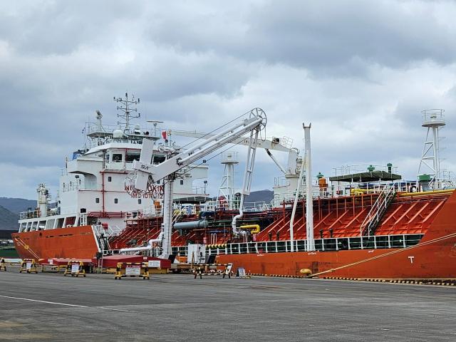 롯데정밀화학이 울산항에서 세계 최초로 그린 암모니아를 수입 · 하역 중이다 사진롯데정밀화학