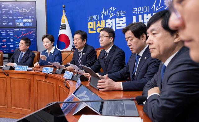 정청래 더불어민주당 대표왼쪽 셋째가 4일 국회에서 열린 최고위원회의에서 발언하고 있다 사진연합뉴스