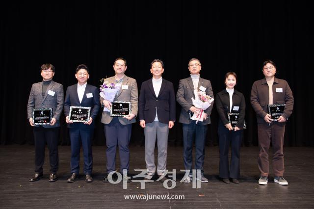 경북 구미시는 지난 3일 문화예술회관 대공연장에서 2025년도 지방재정 확충에 공헌한 성실납세 유공자에 대한 표창 수여식을 개최하고 단체사진을 촬영하고 있다사진구미시