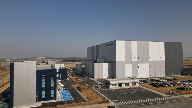 전북 군산 새만금 국가산업단지에 위치한 LS-엘앤에프 배터리솔루션 전구체 공장 모습 사진LS