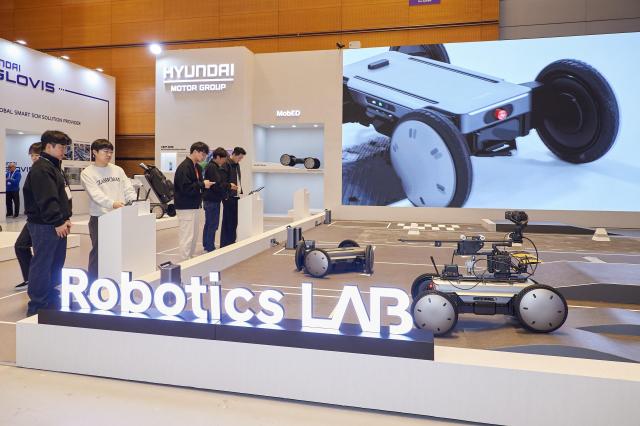 AW2026 전시장 내 현대차·기아 로보틱스랩 부스에서 관람객들이 모베드를 직접 체험 조작하는 모습
사진 4 AW2026 전시장 내 현대차·기아 로보틱스랩 부스에서 로보틱스랩 관계자가 방송 촬영용 탑모듈 결합 콘셉트 모델 ‘모베드 브로드캐스팅’에 대해 설명하는 모습



 

 

﻿현대차·기아 AW2026 참가내역

 

행사명

2026 스마트공장·자동화산업전 AW2026

일정

2026년 3월 4일수  6일금

전시 장소

코엑스COEX 전관ABCD홀 로비 THE PLATZ

부스 면적

180㎡ 약 55평

부스 위치

D홀 D110

전시 모델

모베드 라인업 총 9대 전시

모베드

플랫폼

모베드 베이직2대 모베드 프로2대

탑모듈

결합 모델

모베드 로딩1대 모베드 언로딩1대

모베드 딜리버리1대 모베드 골프1대

모베드 브로드캐스팅1대

※ 2025 IREX 2026 CES에서 전시된 탑모듈 콘셉트이며
로봇 솔루션 기업들이 개발할 상용화 모듈과 상이함

 

 

