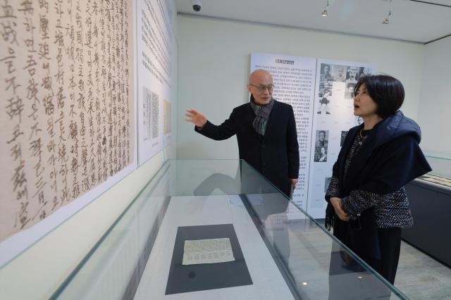 Independence curator Lee Dong-guk (a former Gyeonggi Provincial Museum director) and Kim Seon-hyeon view the original Daedongdan Declaration at the special exhibition in Seoul on Feb. 27, 2026. [Photo=Yu Dae-gil]