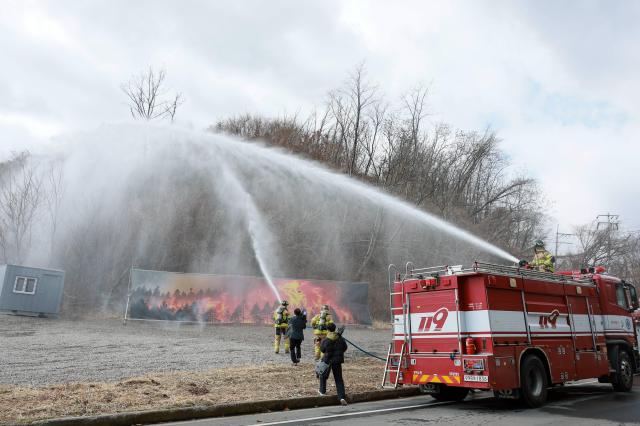 4일 경주시 문무대왕면 방사성폐기물 처분시설 일원에서 열린 산불 공동대응 합동훈련에서 소방대원들이 방수 작업을 하며 산불 진화 훈련을 진행하고 있다 사진경주시