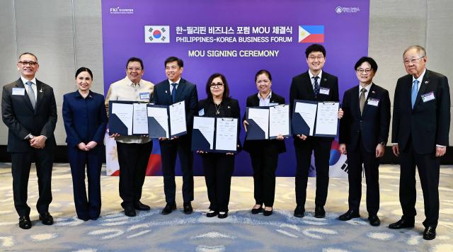 김정관 산업통상부 장관과 크리스티나 로케 필리핀 통상산업부 장관이 4일현지시간 필리핀 마닐라 콘래드호텔에서 열린 한-필리핀 비즈니스 포럼에서 원전·조선·소비재 등 7건에 대한 업무협약 체결식에 참석한 뒤 기념촬영을 하고 있다 사진산업통상부