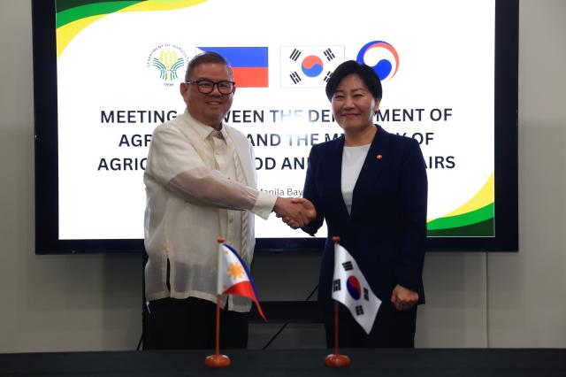 송미령 농림축산식품부 장관이 4일현지시간 필리핀에서 프란시스코 티우 라우렐 주니어 필리핀 농업부 장관과 기념 촬영하고 있다