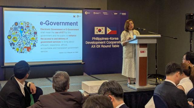 코트라가 4일 필리핀 마닐라에서 ‘한-필리핀 비즈니스 파트너십’을 개최했다 이날 오전에는 ‘한-필리핀 인공지능·디지털 전환AX·DX 라운드테이블’도 진행됐다 필리핀 정보통신부 ‘마리아 카스트로’ 차관보가 필리핀 전자정부 추진계획에 대해 발표하고 있다 사진코트라