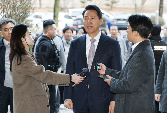 명태균 여론조사 의혹으로 기소된 오세훈 서울시장이 첫 공판 출석을 위해 4일 서울 서초구 서울중앙지법으로 향하며 입장을 밝히고 있다 사진연합뉴스