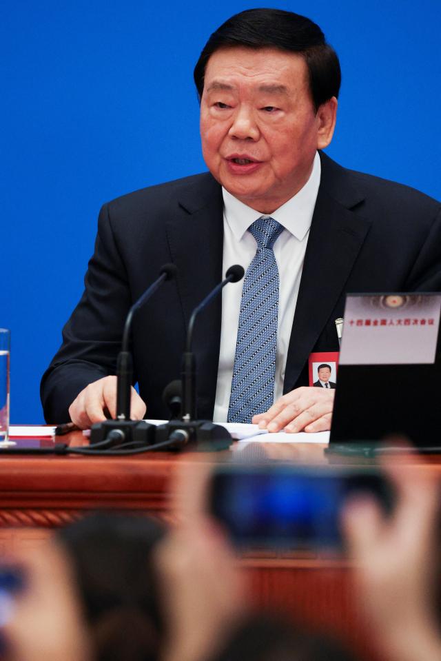 러우친젠 중국 전인대 대변인이 4일 정오 베이징 인민대회당에서 열린 전인대 사전 기자회견에서 취재진의 질문에 답하고 있다 사진로이터연합뉴스 