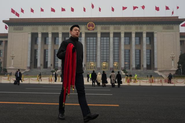4일 정협 개막식을 시작으로 중국 베이징 인민대회당에서 최대 연례 정치행사인 양회가 개막했다 사진은 양회가 열리는 인민대회당 앞으로 한 보안요원이 붉은색 밧줄을 들고 걸어가는 모습 사진AP연합뉴스  