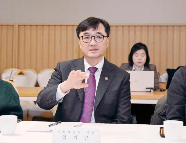 임기근 기획예산처 장관 직무대행 차관이 3월 4일 오전 서울 종로구 정부서울청사에서 열린 중장기전략위원회 전체회의를 주재 모두발언을 하고 있다 사진기획예산처