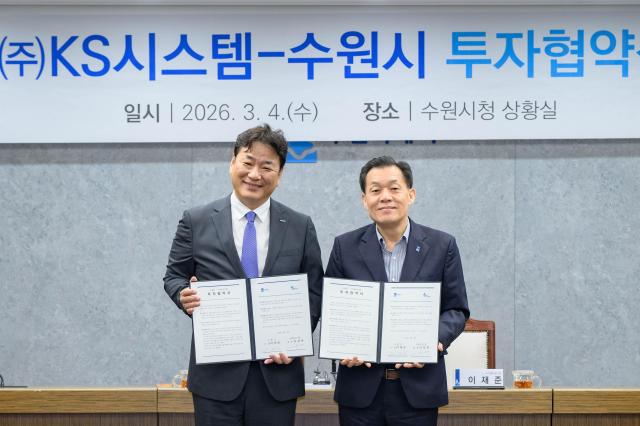 이재준 시장오른쪽이 이창원 대표와 협약 체결 후 기념촬영을 하고 있다사진수원시