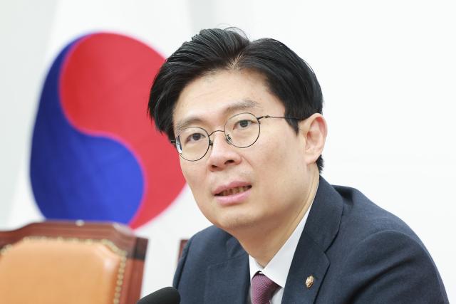 국민의힘 인재영입위원장인 조정훈 의원이 4일 국회에서 영입 인재를 발표하고 있다 사진연합뉴스