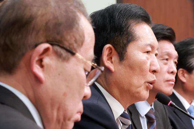 더불어민주당 정청래 대표가 4일 국회에서 열린 중앙당 및 시·도당 공천관리위원장 연석회의에 참석해 발언하고 있다사진연합뉴스