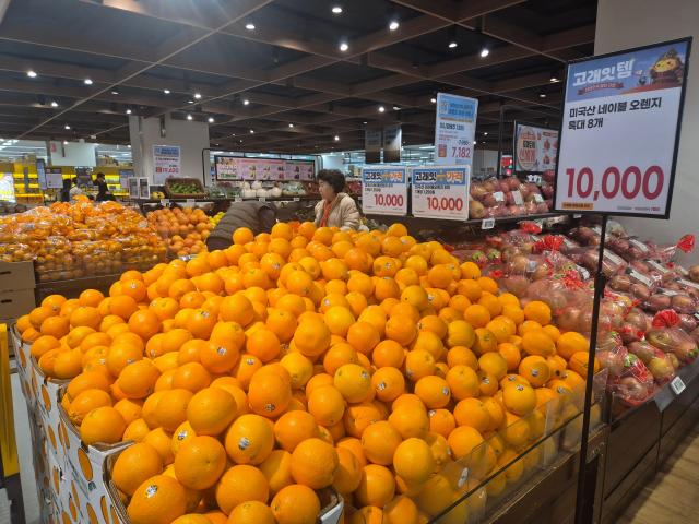 This undated photo shows fruits, including oranges, displayed at a major hypermarket. Prices for apples and oranges rose more than 3 percent and 16 percent, respectively, in January. Yonhap.