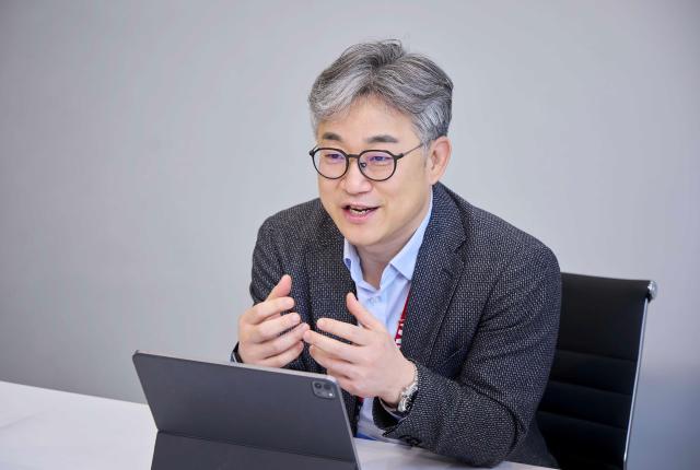 정석근 SKT CTO가 바르셀로나 현지에서 기자들과 인터뷰를 진행하고 있다 사진SK텔레콤