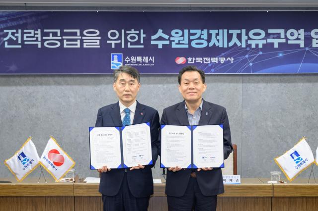 이재준 시장오른쪽이 정학준 본부장과 협약 후  기념촬영을 하고 있다사진수원시