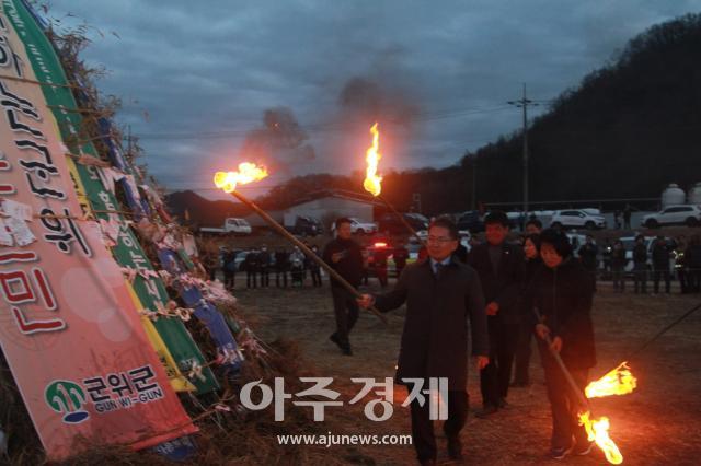 대구 군위군 관계자들이 달집에 불씨를 붙이고 있는 모습사진여종구