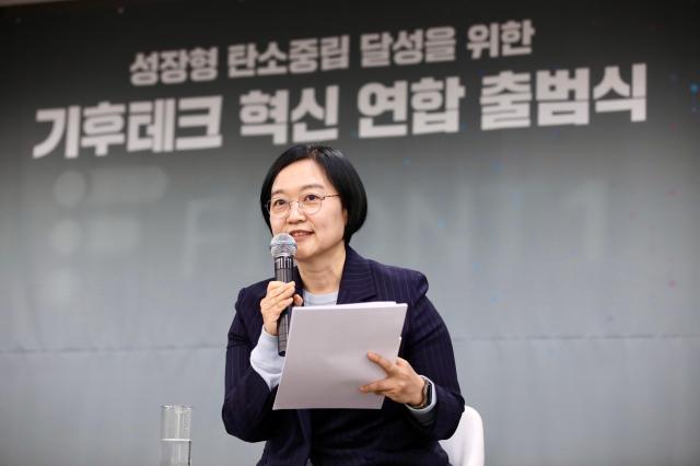 한성숙 중소벤처기업부 장관이 4일 서울 마포구 프론트원에서 열린 기후테크 혁신 연합 출범식에서 정책토론회를 진행하고 있다 사진중소벤처기업부