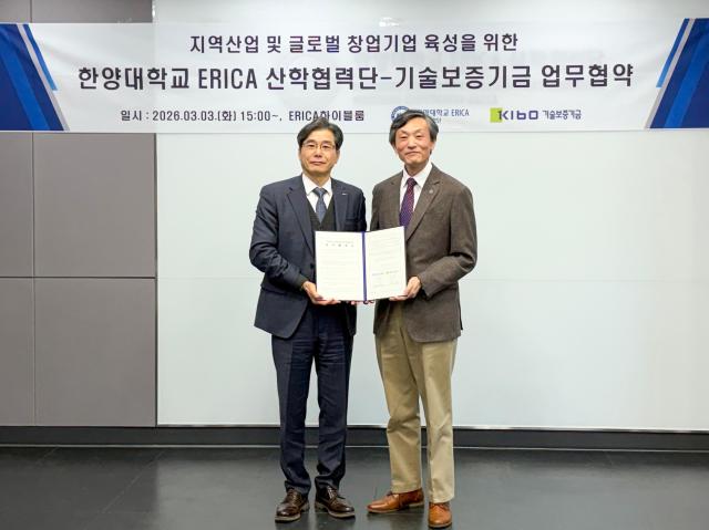 오은식 기보 인천지역본부장왼쪽과 유종석 에리카 산학협력단장이 업무협약 후 기념촬영을 하고 있다 사진기술보증기금