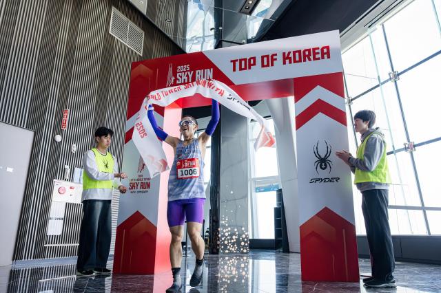 ‘2025 롯데월드타워 스카이런’ 참가자가 피니시라인을 통과하고 있다 사진롯데물산