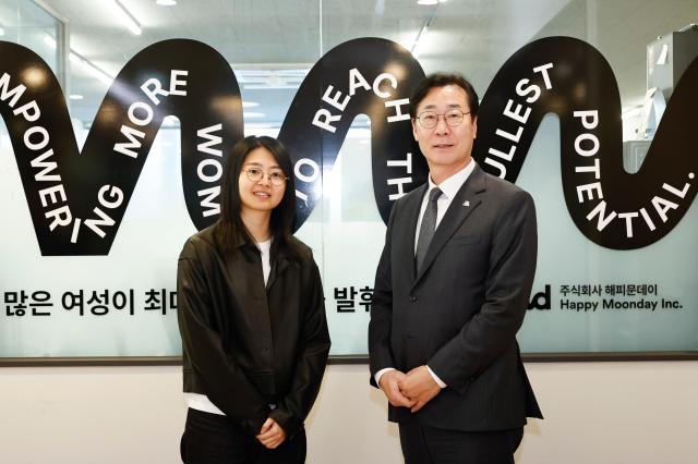 정명근 화성특례시장이 월경 전문 스타트업 주해피문데이 업체에 방문해 포즈를 취하고 있다 사진화성시