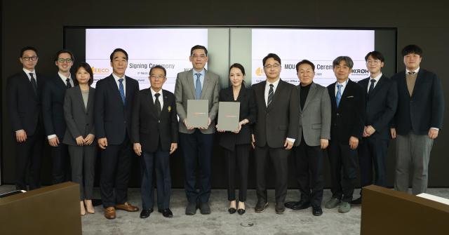 좌측부터 지평 김윤서 전문위원 다니엘 보넬로 전소민 외국변호사 김진권 변호사 EECO of Thailand 대표단 니웻 판짜런워라쿨Niwes Pancharoenworakul 태국 상원의회 정보ㆍ통신ㆍ통신기술위원회 위원장 꺼낏 단차이위찟Korkij Danchaivichit 태국 동부경제회랑 경제특구청EECO 부청장 KROH 대표단 홍소민 대표 조진서 대표 박재삼 부위원장 김창수 집행위원장 고재홍 이사 서울대병원 이현훈 교수 사진법무법인 지평