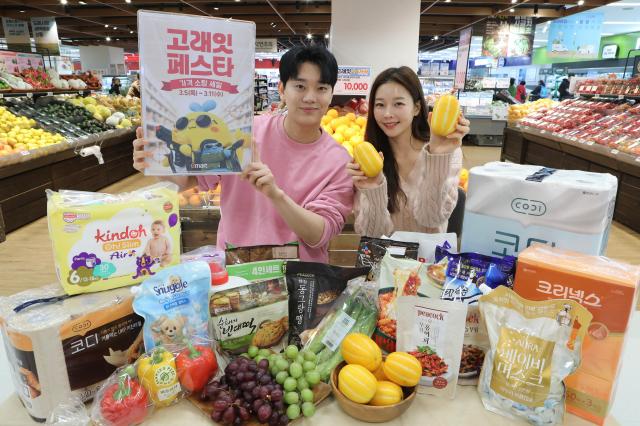 모델들이 4일 이마트 용산점에서 봄맞이 고래잇 페스타 2주차 행사 상품을 소개하고 있다 사진이마트