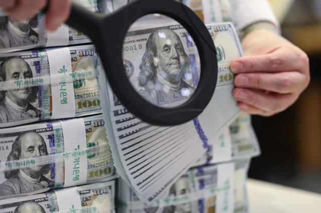 4일 서울 중구 하나은행 위변조대응센터에서 직원이 달러화를 정리하고 있다 사진연합뉴스