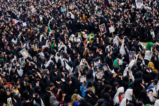 미국과 이스라엘의 공습으로 이란 최고지도자 아야톨라 알리 하메네이가 사망한 이후 열린 시위에 모인 사람들이 반미·반이스라엘 구호를 외치고 있다 사진로이터 연합뉴스