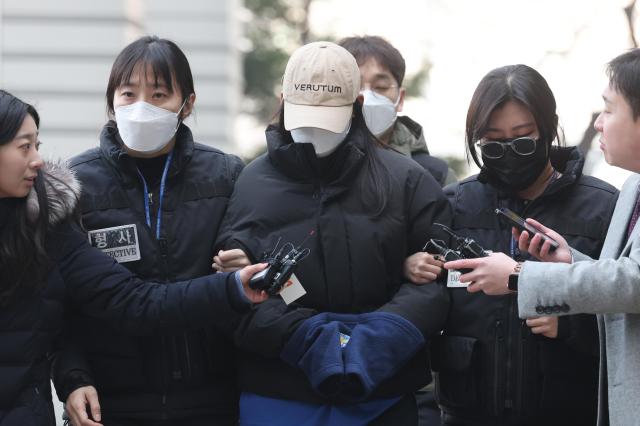 서울 강북구 모텔에서 남성 3명을 숨지게 한 혐의를 받는 20대 여성 A씨가 12일 서울북부지법에서 영장실질심사를 받기 위해 출석하고 있다 사진연합뉴스 
