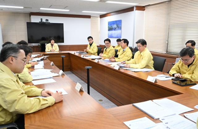 구윤철 부총리 이란 관련 관계기관 합동 상황점검회의 주재
    서울연합뉴스 구윤철 부총리 겸 재정경제부 장관이 1일 서울 종로구 정부서울청사에서 열린 이란 관련 관계기관 합동 상황점검회의를 주재하고 있다 202631