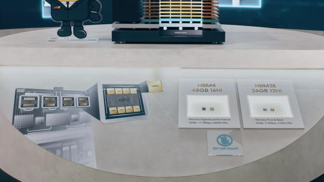 SK하이닉스가 MWC 2026에 참가해 공개한 HBM4왼쪽와 HBM3E 사진SK하이닉스