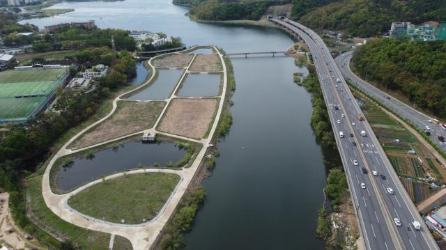 기흥호수 보도교와 인공습지 모습사진용인시
