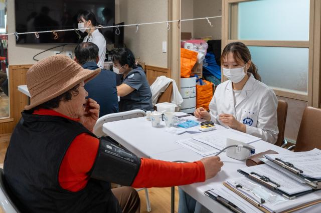 지난 4일 비봉면 록평1리 마을회관에서 주민들이 찾아가는 의료원 진료를 받고 있다사진청양군