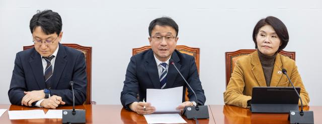 한병도 더불어민주당 원내대표가운데가 5일 국회에서 열린 정책조정회의에서 발언하고 있다 사진연합뉴스