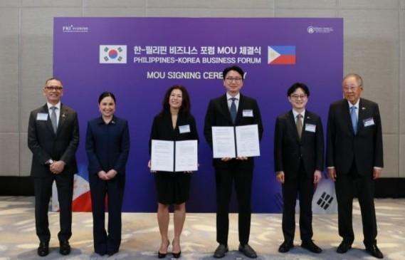 4일현지시간 필리핀 마닐라 콘래드호텔에서 열린 한-필 경제사절단 업무협약MOU 체결식에서 이경수 세라젬 대표이사왼쪽 4번와 지나 로렌자나 벨로메디컬그룹 최고경영자왼쪽 3번가 MOU를 맺은 뒤 참석자들과 기념촬영을 하고 있다 사진세라젬