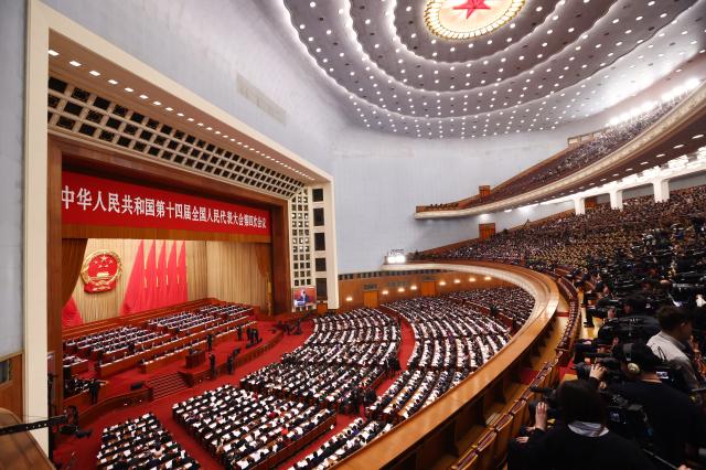 3월 5일 중국 베이징 인민대회당에서 열린 전국인민대표대회전인대 개막식에서 리창 총리가 정부업무보고를 하고 있다 사진EPA연합뉴스