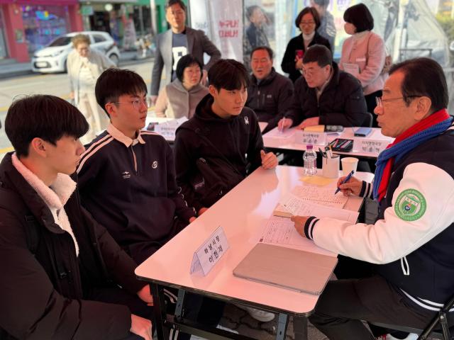 지난 4일 신장동 GS더프레시 앞에서 열린 이동시장실에서 남한고등학교 학생들의 통학을 위한 교통개선과 인도보수 등 학교 주변 환경 개선을 요청에 이현재 하남시장이 답하고 있다 사진하남시