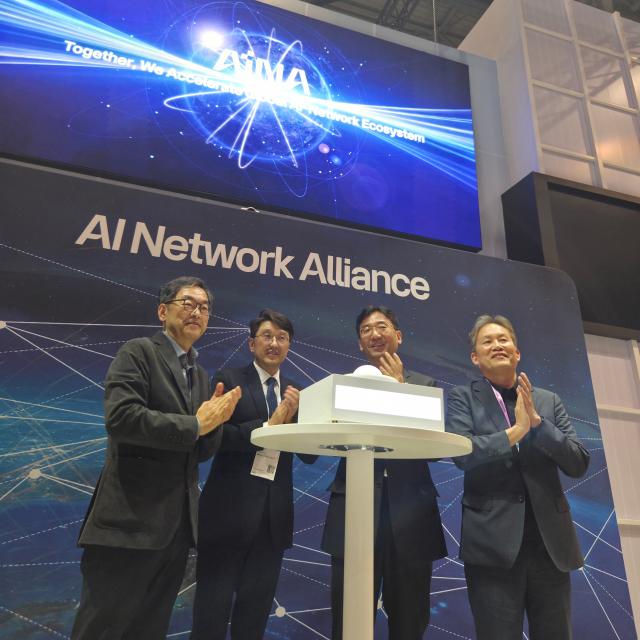 AI-RAN Alliance 최진성 의장소프트뱅크 최우혁 정보보호네트워크정책실장 AI네트워크 얼라이언스 서창석 대표의장KT 및 김동구 운영위원장연세대가 AI네트워크 출범을 축하하고 있다사진과학기술정보통신부