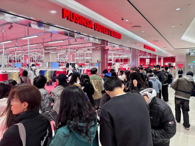 서울시 은평구에 위치한 롯데몰 은평점 지하 1층에 국내 최초로 선보인 무신사 아울렛 매장을 찾은 고객들의 모습 사진롯데백화점