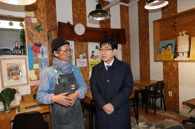 인태연 소상공인시장진흥공단 이사장오른쪽이 4일 광주 골목상권을 찾아 현장 애로사항을 청취하고 있다 사진소진공