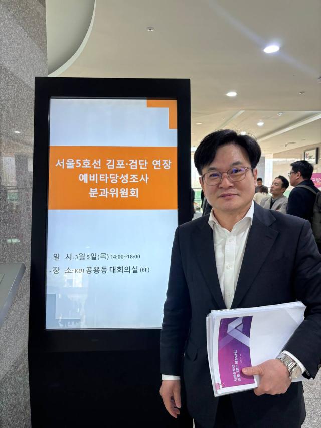 회의에 들어가는 김병수 시장 모습 사진김포시