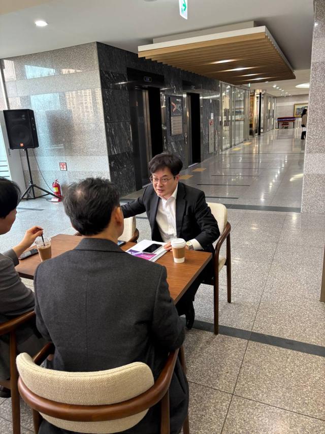 회의 전 마지막 점검 중인 김병수 시장 모습 사진김포시