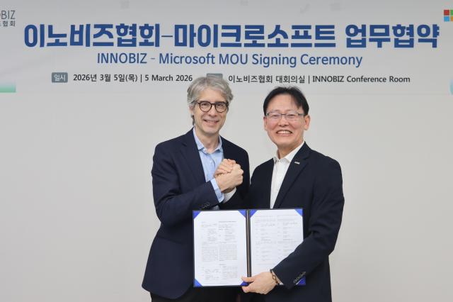 정광천 중소기업기술혁신협회이노비즈협회 회장오른쪽과 미켈레 마라페세 마이크로소프트 부사장이 5일 경기 성남시 분당구 판교로 이노비즈협회 대회의실에서 업무협약을 체결한 뒤 기념촬영을 하고 있다 사진이노비즈협회